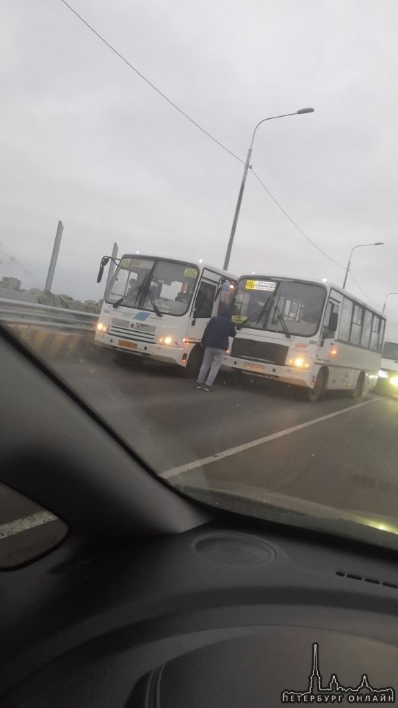 На Лиговском путепроводе в сторону Красного Села, встали маршрутка и маршрутка. Собирается пробка