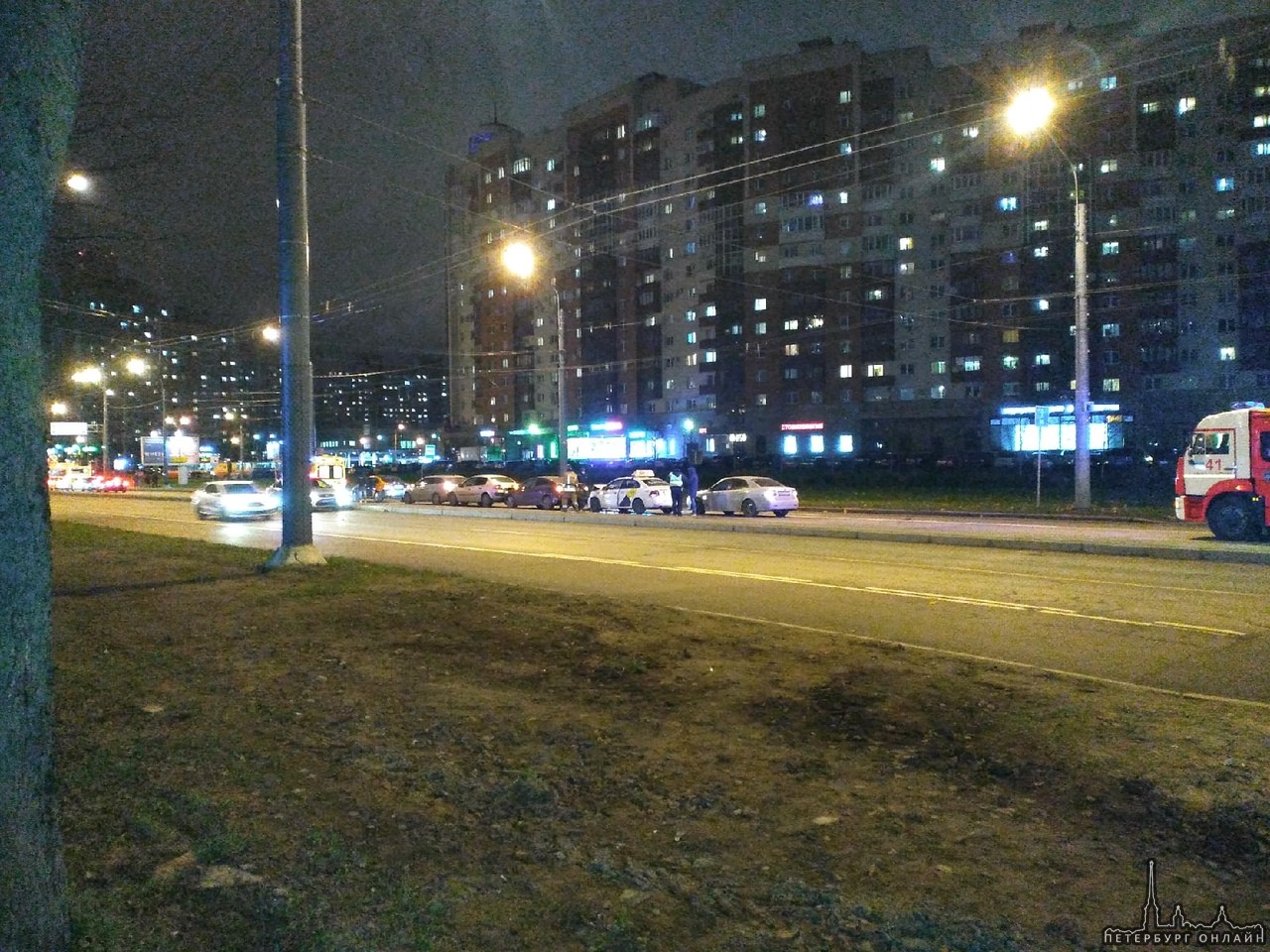 Паровозик из 6-ти машин напротив дома 87 по Ленинскому.