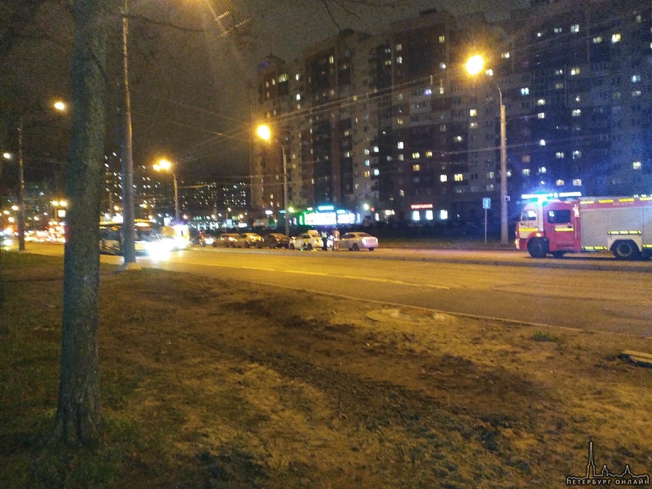 Паровозик из 6-ти машин напротив дома 87 по Ленинскому.