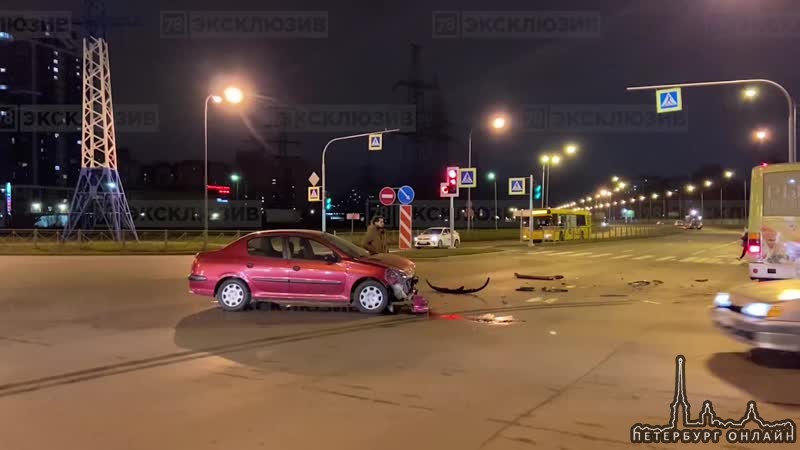 Peugeot, поворачивая налево с проспекта Маршала Блюхера на Лабораторный столкнулся с маршруткой