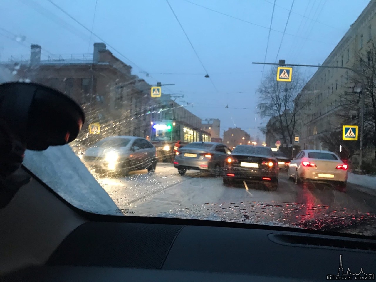 3 автомобиля столкнулись на Кондратьевском 16, трамваи остановились