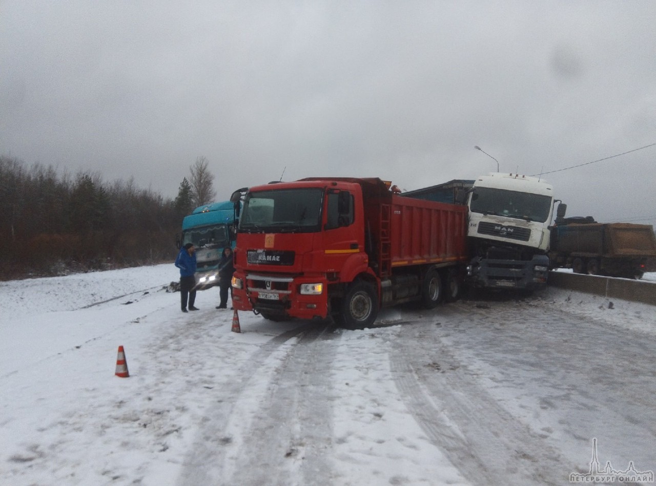 На М10 в Трубниковом Бору 3 грузовика и микроавтобус, двигающиеся в попутном направлении устроили з...