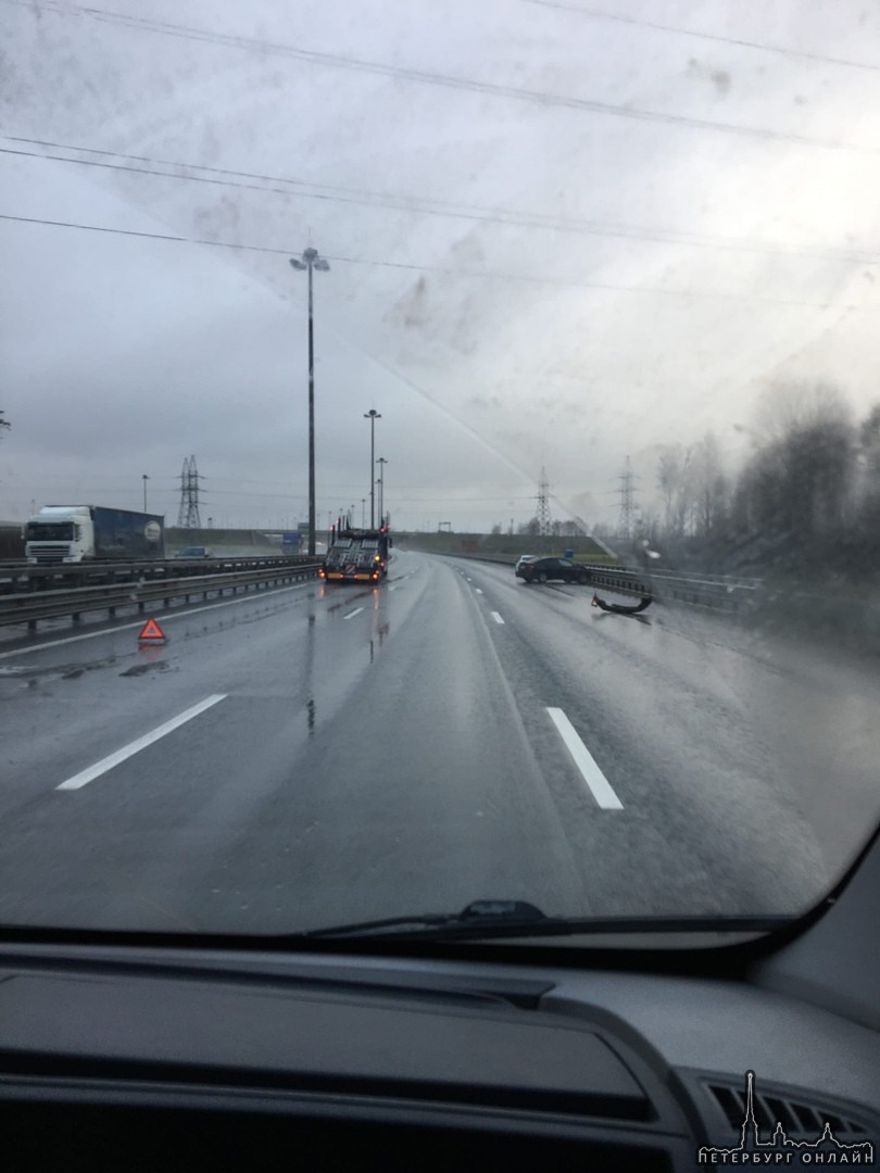 Авария на пересечении Гостилицкого шоссе и КАД на внутренней стороне. Стоят автовоз и легковушка,но ...