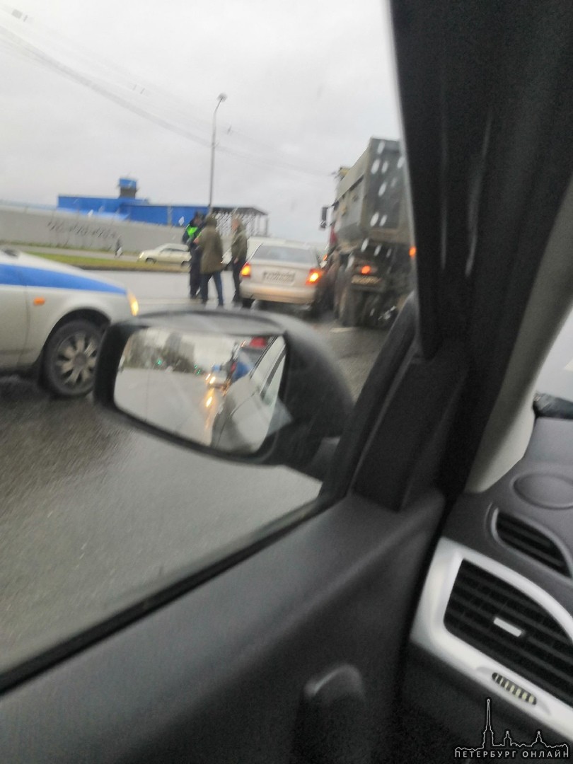 Hyundai и Самосвал не поделили дорогу на проспекте Маршала Жукова, в сторону Казакова, напротив Окея.