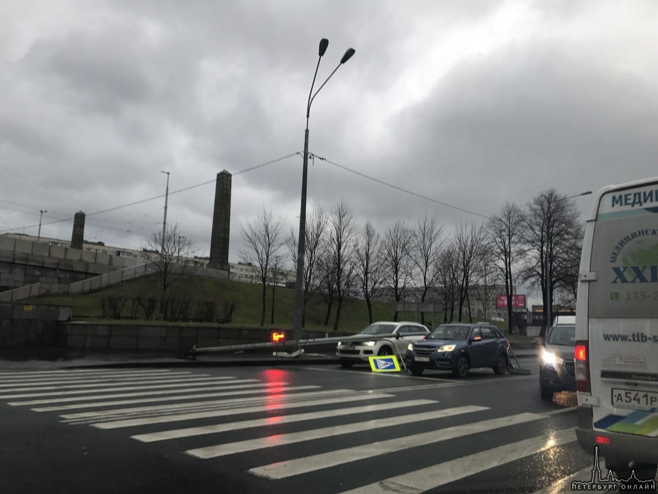 На повороте от Володарского моста на Октябрьскую набережную, светофор упал на машины. Объезжают их...