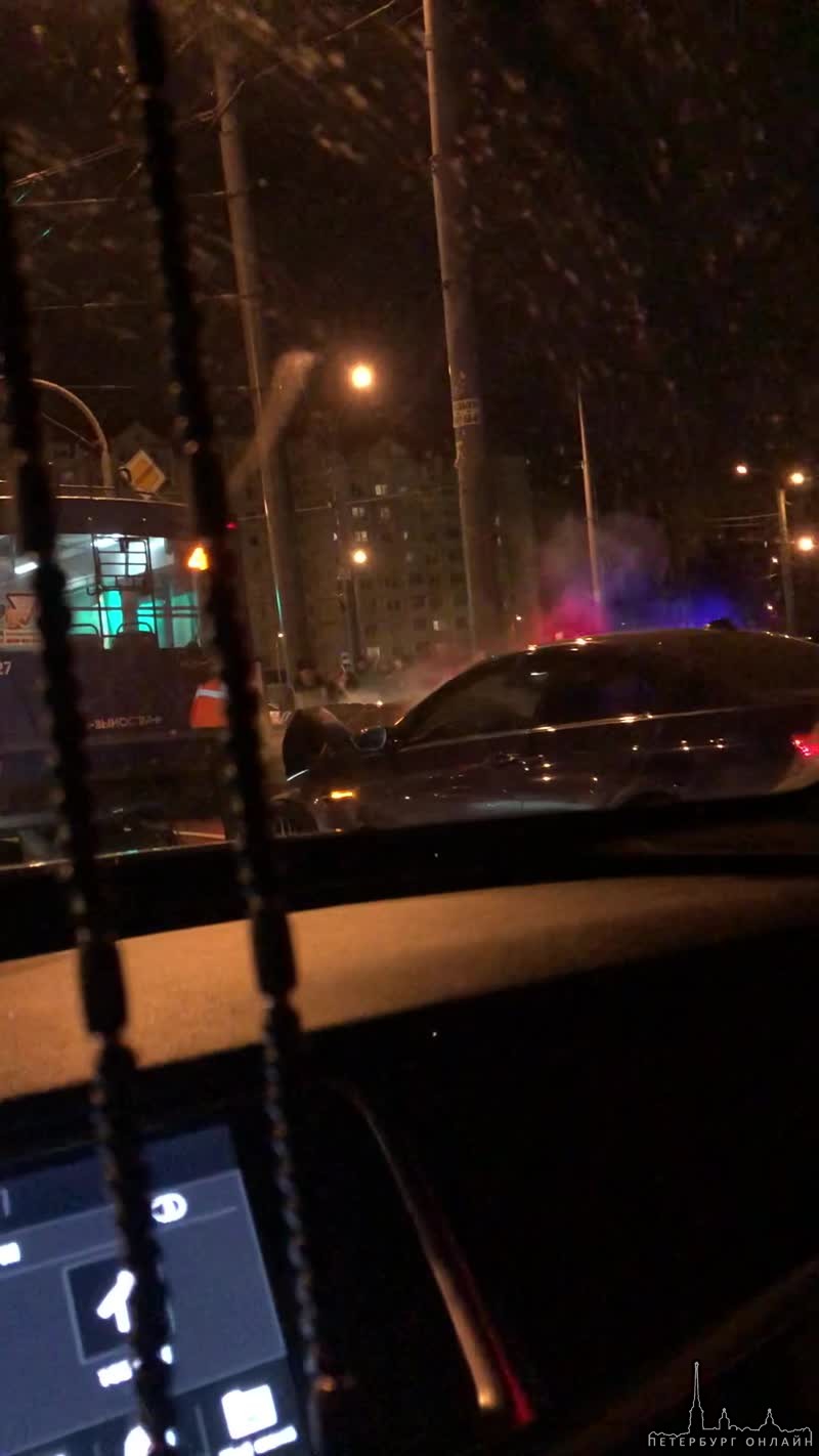 За BMW М3 гнались полицейские Погоню остановил троллейбус на перекрестке Просвещения и Художников. ...