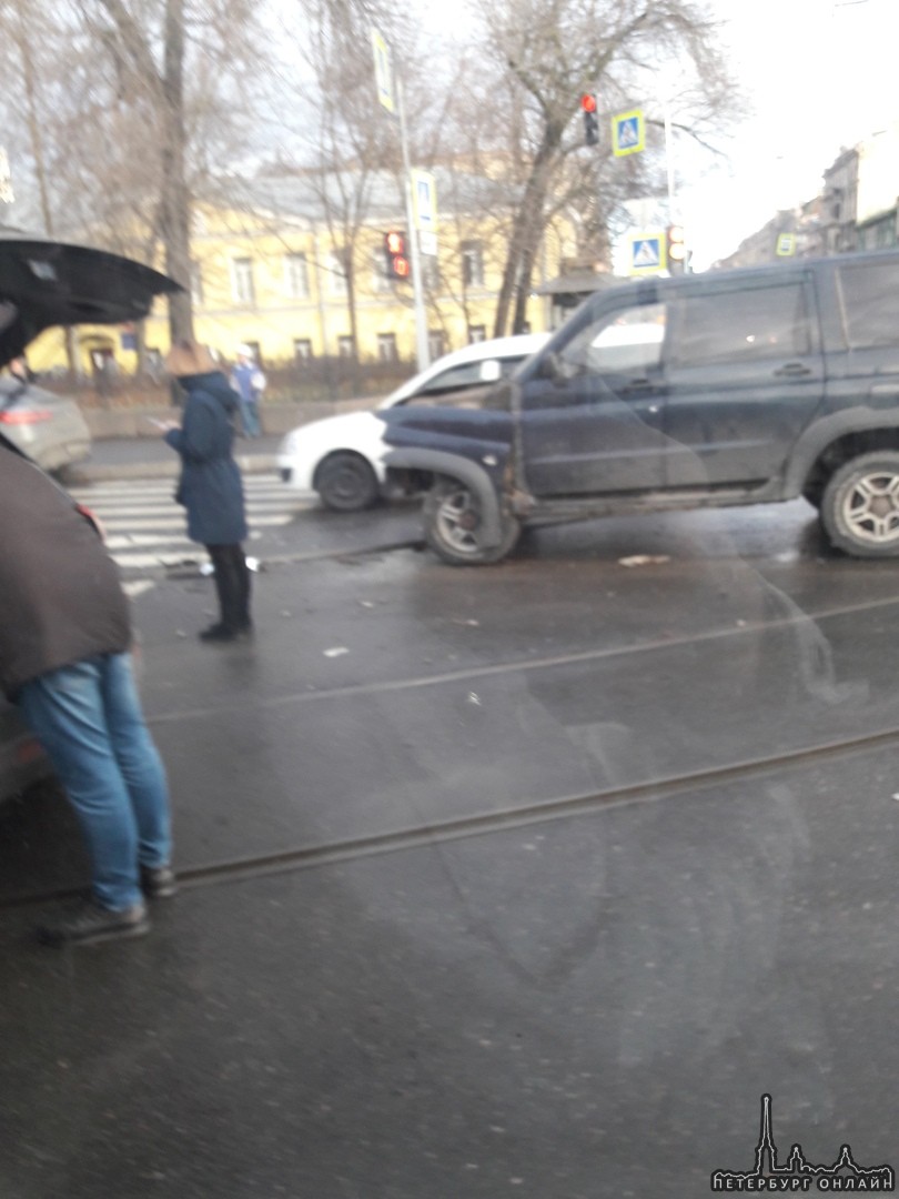 30 минут назад, на пересечении Марата и Звенигородской столкнулись Кашкай и УАЗ