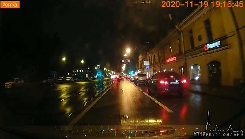 Вчера вечером черный внедорожник проскочил перекресток едва не столкнувшись и не сбив пешеходов.
