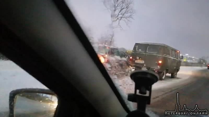 Легковушка врезалась в буханку на Московском шоссе, в сторону Колпино.