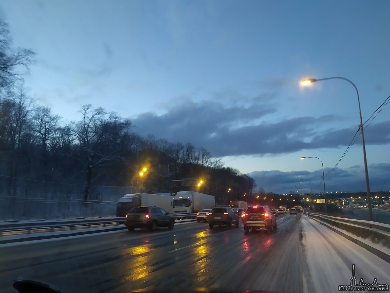На Пулковском шоссе две фуры перекрыли дорогу на подъёме в горку. Пробка от метро Московская.