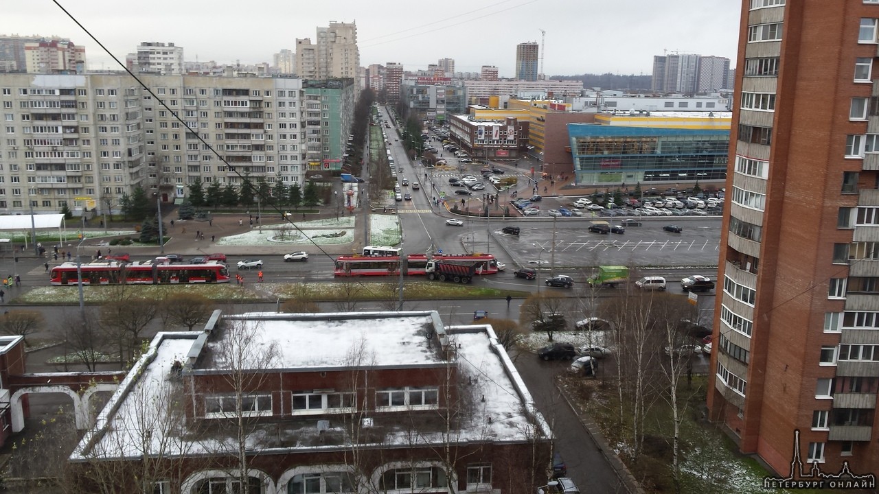 На проспекте Энгельса и улице Шостаковича самосвал оказался в трамвае.