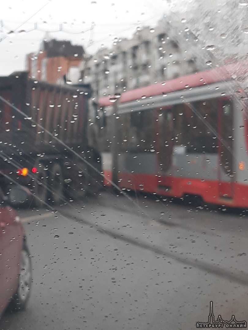 На проспекте Энгельса и улице Шостаковича самосвал оказался в трамвае.