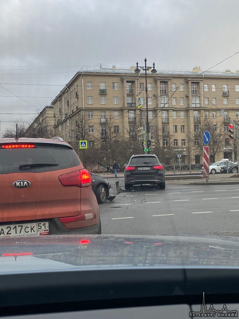 С Московского на Фрунзе, девушка поворачивала налево и не стала дожидаться проезда машины перед ней...