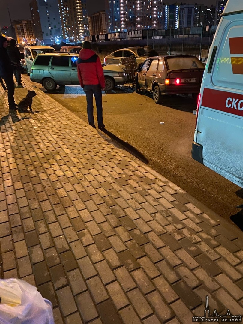 В Мурине на Екатерининской улице Лада протаранила Ладу. есть пострадавший