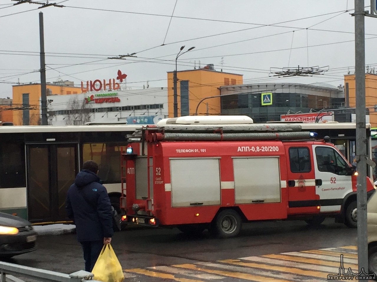 Автобус и легковая столкнулись на перекрестке Индустриального и Косыгина. Собирается пробка.
