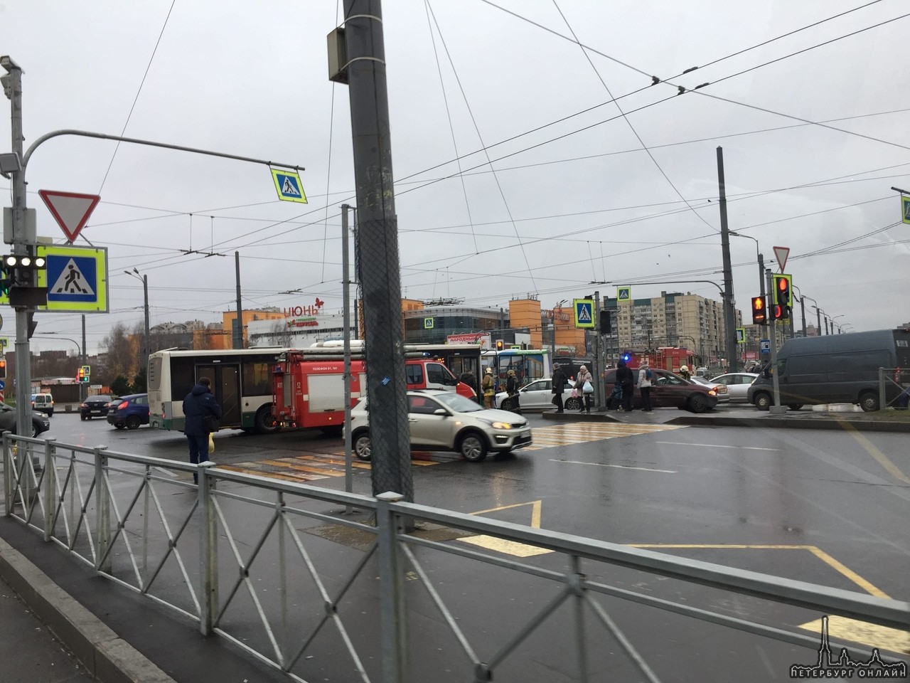 Автобус и легковая столкнулись на перекрестке Индустриального и Косыгина. Собирается пробка.