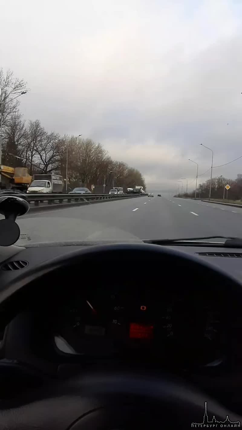 На Пулковском шоссе сложилась фура выезд из Санкт-Петербурга в сторону Гатчины очень затруднён.
