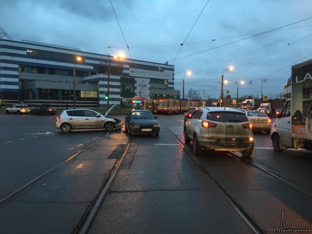 Прошу помощи у очевидцев, кто видел аварию на перекрестке Обуховской Обороны 142 и Шлиссельбургского...
