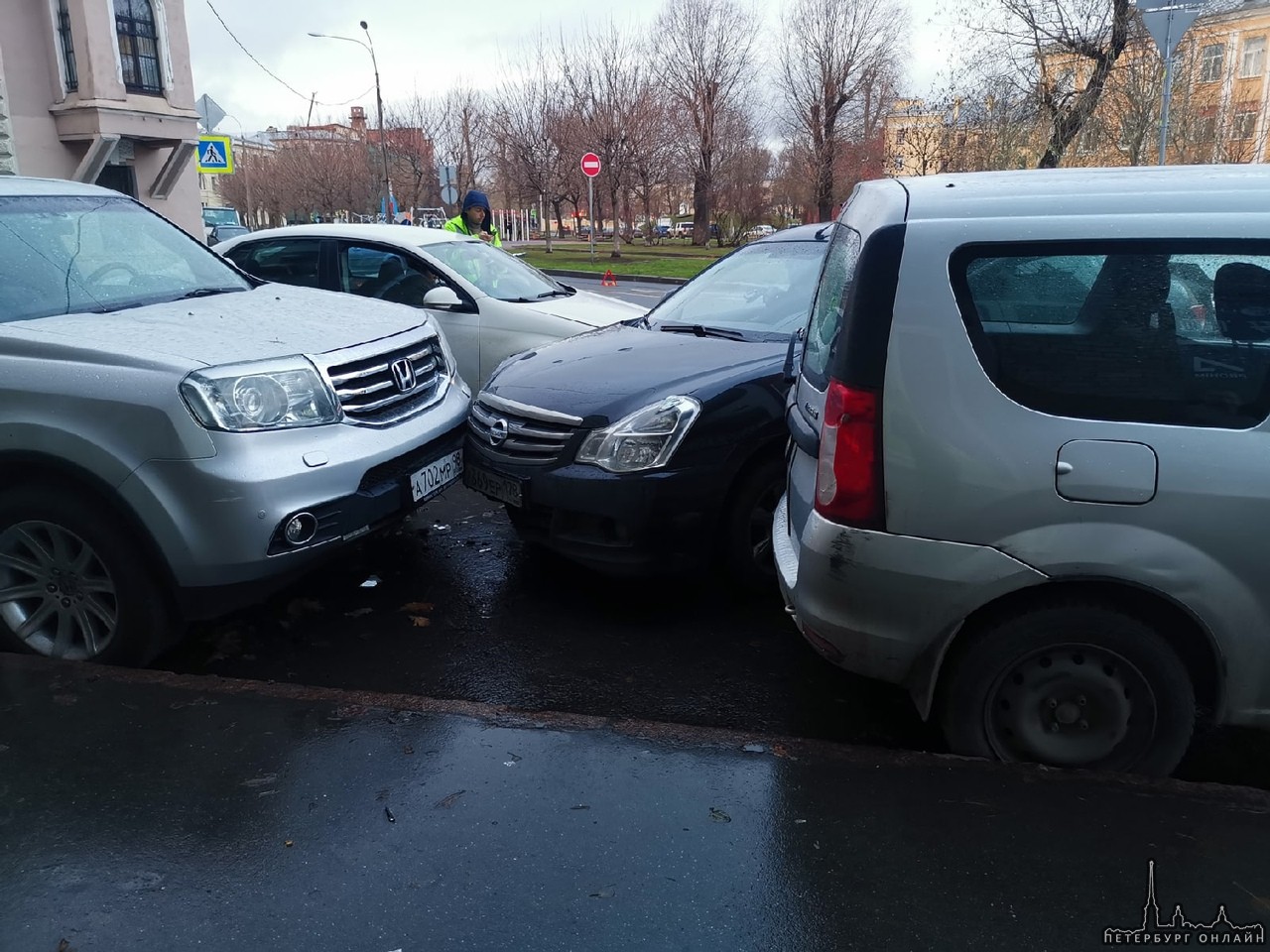 На Курляндской 16/18 в результате аварии пострадали припаркованные Honda и Лада Ларгус.