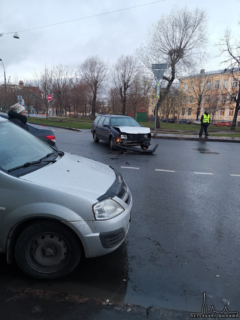 На Курляндской 16/18 в результате аварии пострадали припаркованные Honda и Лада Ларгус.