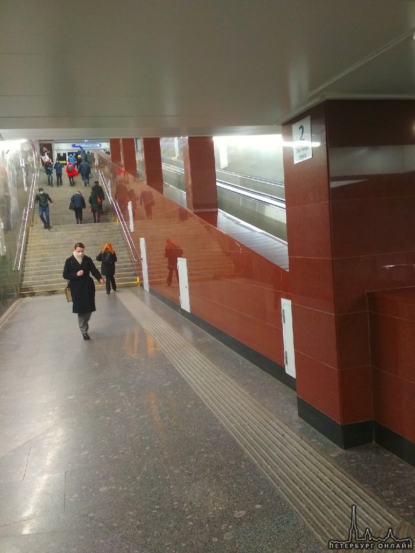 На станции метро Проспект Славы уже давно не работает ни один подъёмник из восьми, сначало пытались ...