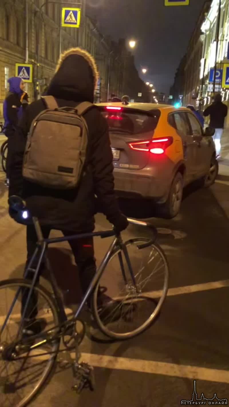 Не совсем трезвый водитель каршеринга в Питере поджал и выбросил на тротуар велосипедиста, за что по...