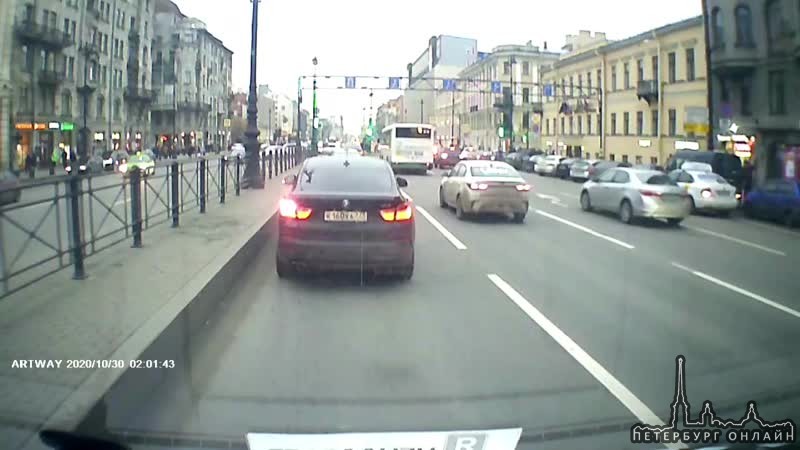 Днем водитель Audi Q7 поспешил повернуть налево с Лиговского в Кузнечный переулок и нажал на педаль ...