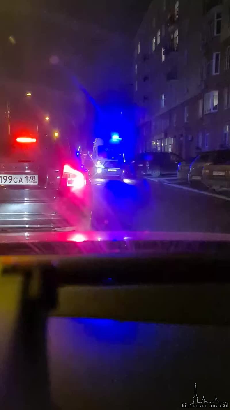 Авария на Бассейной 55 между Шкодой и такси убер.