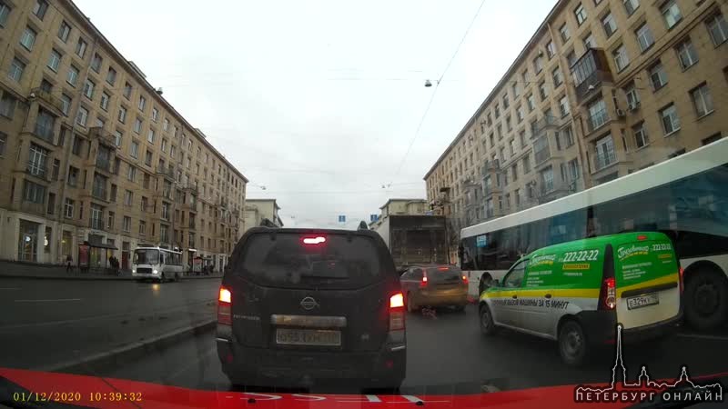 На перекрёстке Ивановской и Бабушкина Лада врезалась в колесо БМВ.