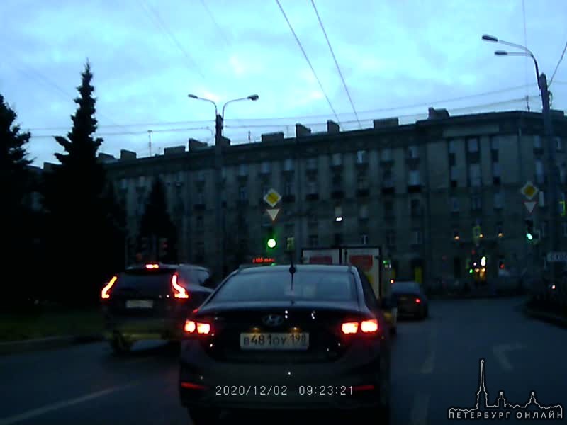 На перекрёстке Кантемировской и Большого Сампсониевского двое молодых людей не поделили дорогу и уст...