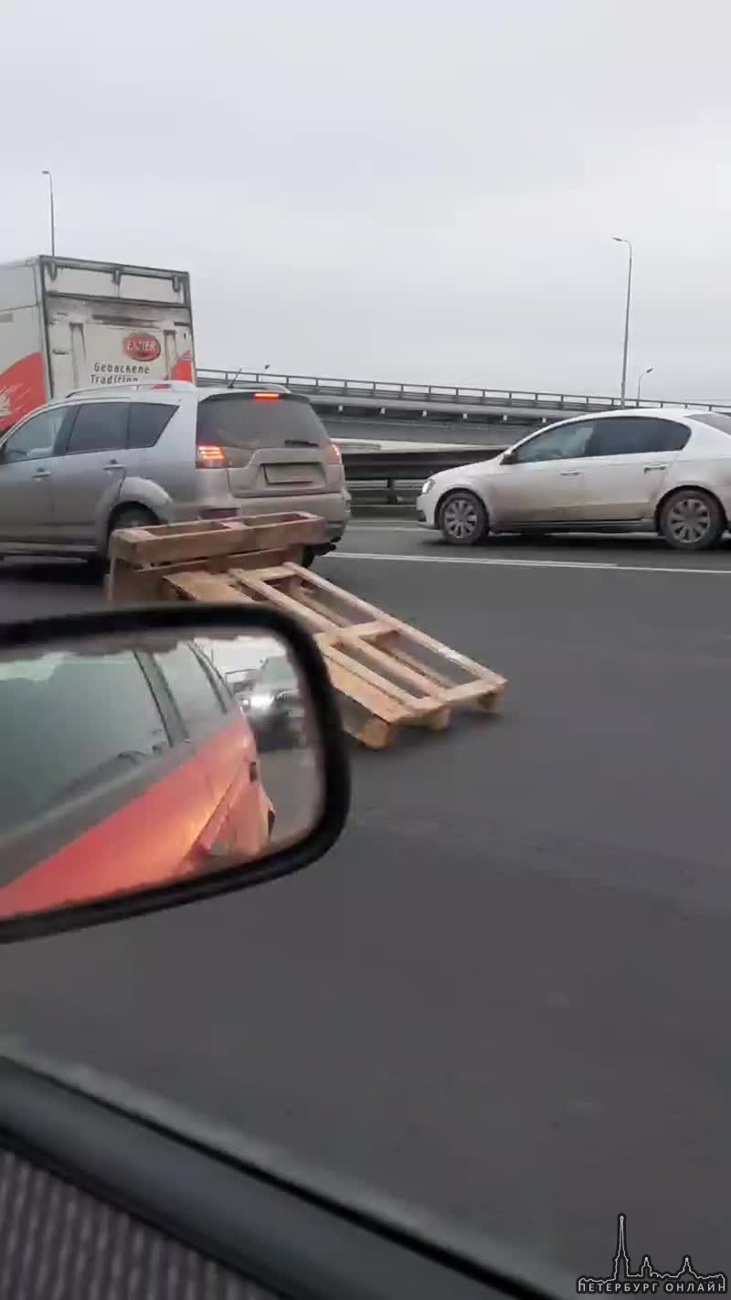 Авария на внешней стороне КАД между съездами на Пулковское шоссе и Московское шоссе. В полосе лежит ...