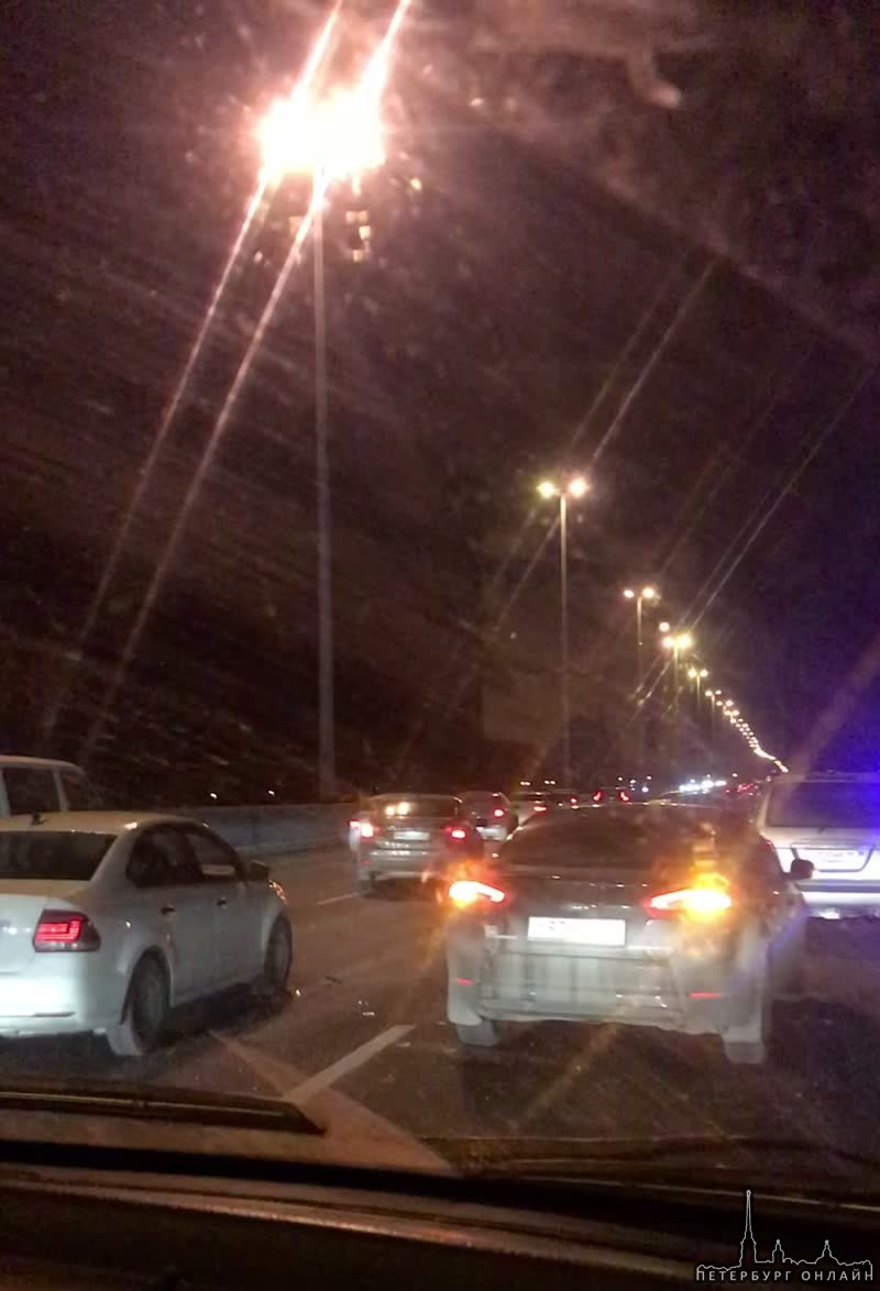 Авария на 23 км Киевского шоссе в сторону Гатчины. ДПС и скорая на месте. Пробка приличная