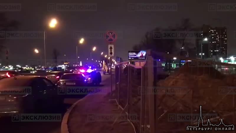 После столкновения двух легковых автомобилей у дома № 40 по Пулковскому шоссе один автомобиль вылет...