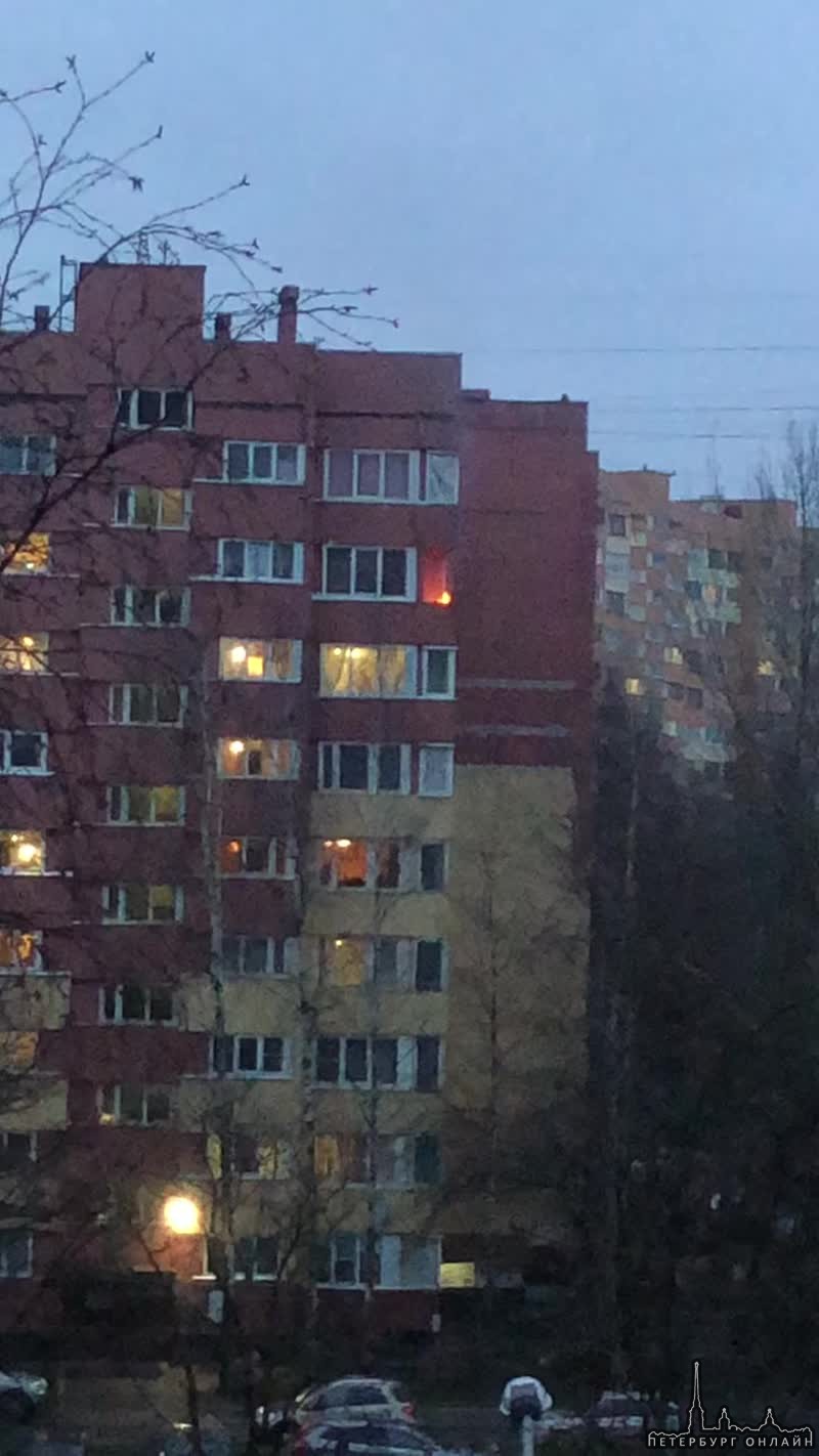 На Захарова 11 горит балкон и никого нету дома, 8 этаж