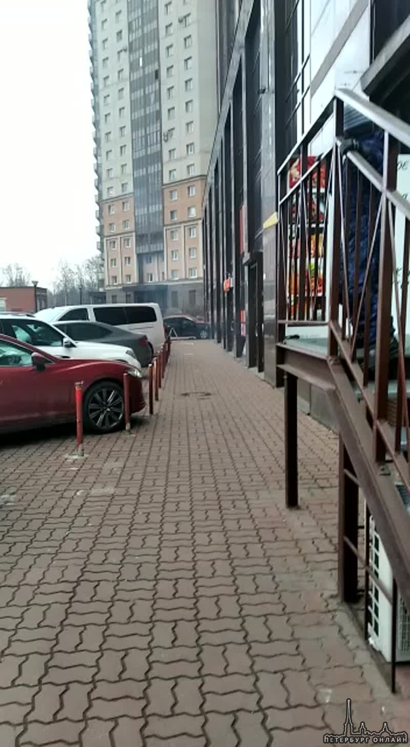 Автомобиль въехал в стену магазина в ЖК Сергей Есенин, там только убрали полусферы с парковки, в мес...