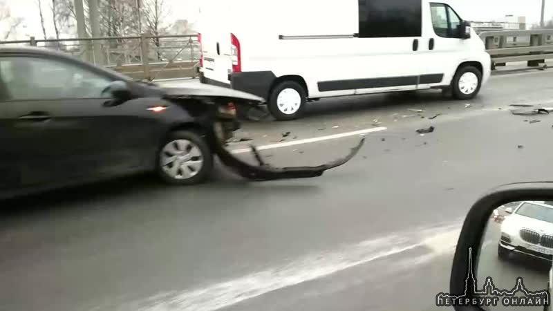Авария на Пискарёвском виадуке, в сторону центра, собрала пробку от проспекта Науки.