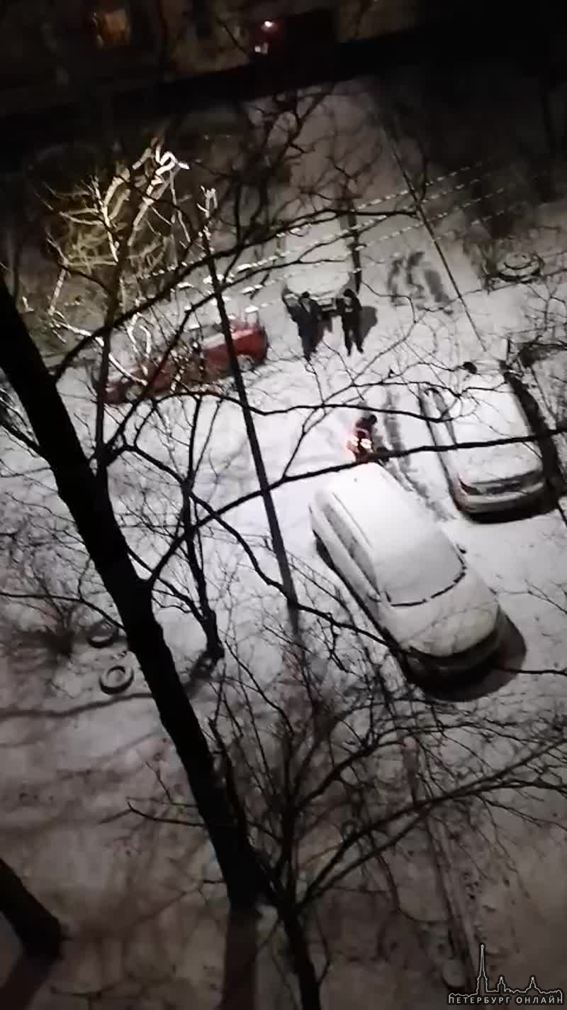 Раз лопата, фото и готово! Быстрая уборка снега у дома 94 на улице Костюшко.