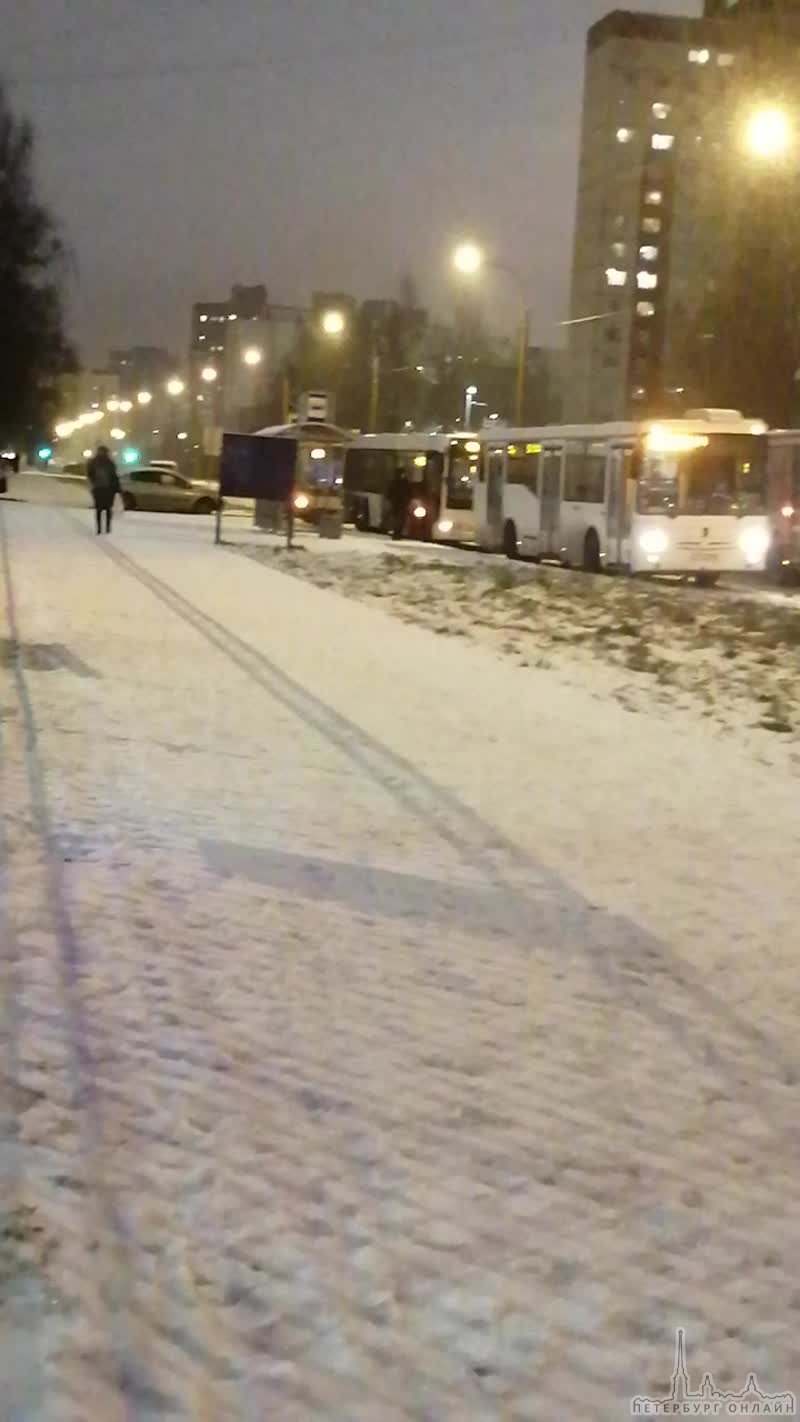 Автобусы 161,164,118 больше не едут из-за аварии между автобусом и легковушкой на ул. Чудновского.