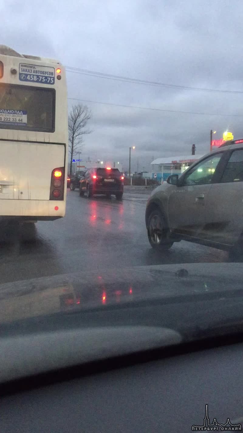 На Московском шоссе в сторону СПб в Ленсоветовском встретились маршрутка и автобус пробка