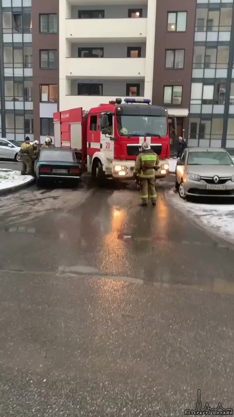 Вчера в ЖК Солнечный город, пожарным приехавшим по вызову, в повороте мешали проехать две припаркова...