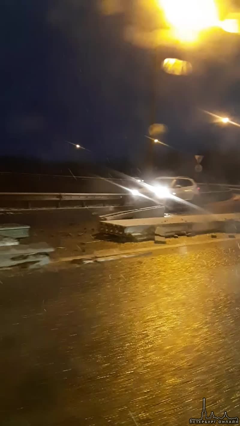 На мосту Гатчинской объездной дороги с фуры упала бетонная плита. Три машины смогли перескочили че...