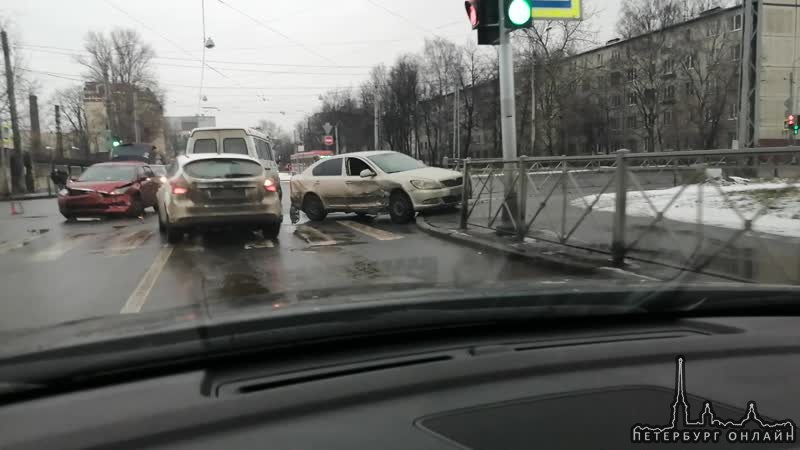 Ford ушатал шкоду у ленты на улице Бабушкина