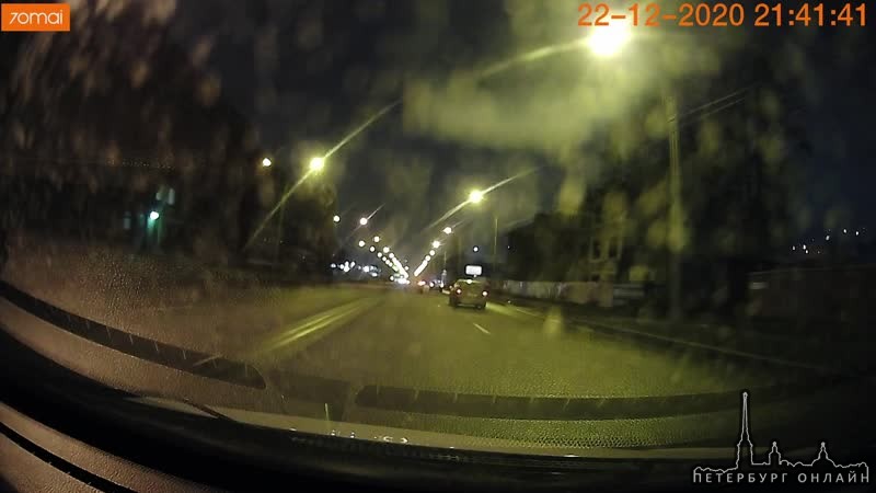 На Митрофаньевском шоссе полицейские гнались за автомобилем темного цвета. Легковушка мчала по троту...