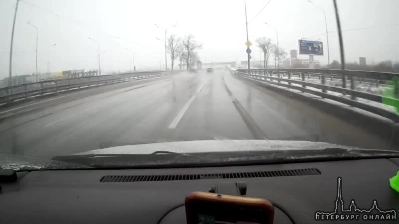 Сегодня в 16:00 на Пулковском шоссе водитель каршеринга бесконтактно отправил Фиат Альбеа в забор.