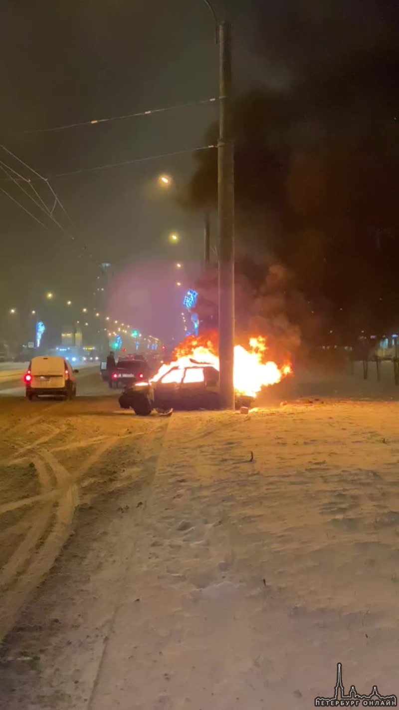 В результате ДТП на Ленинском проспекте возле дома 64к1 загорелась машина. В машине был только водит...