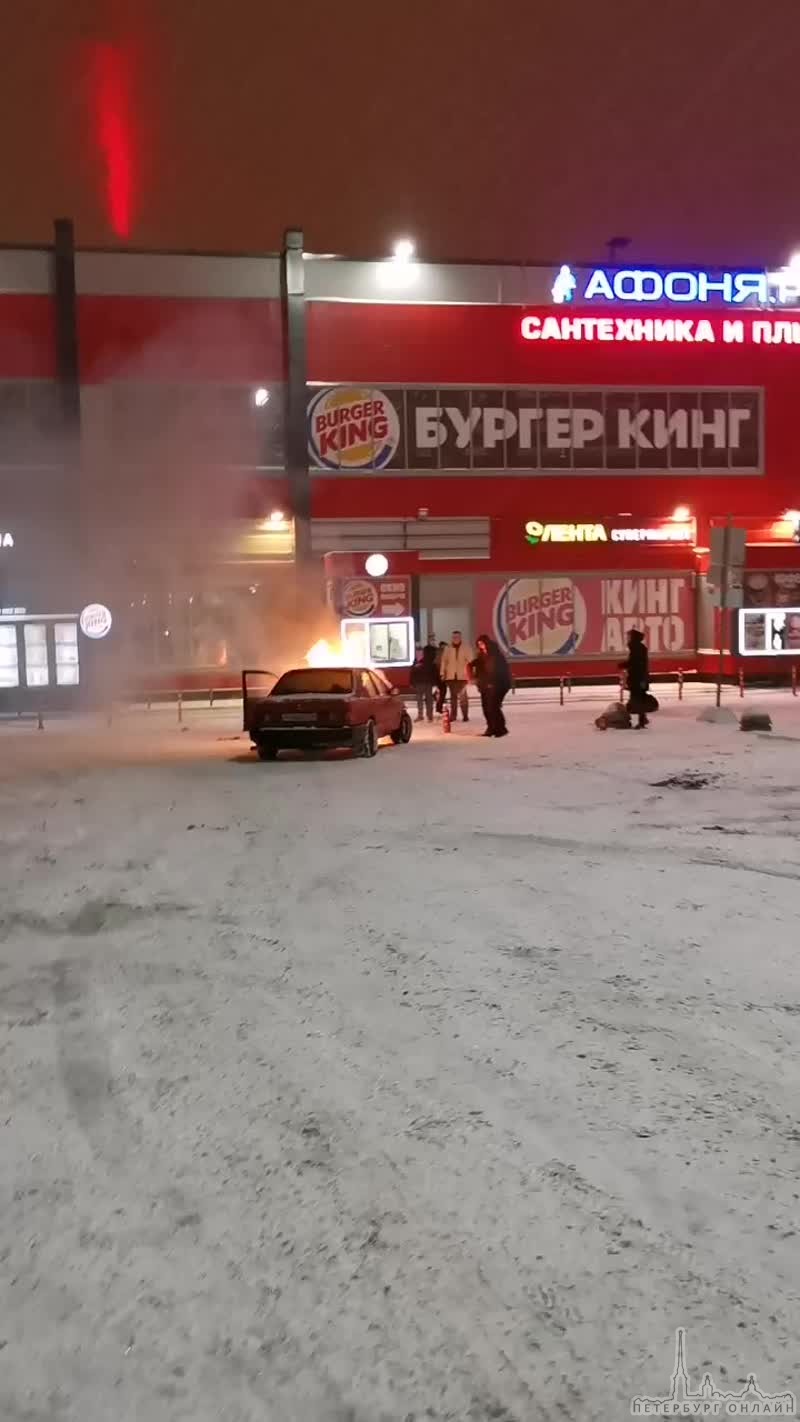 Ford Сиерра горит на парковке ТЦ Дунай