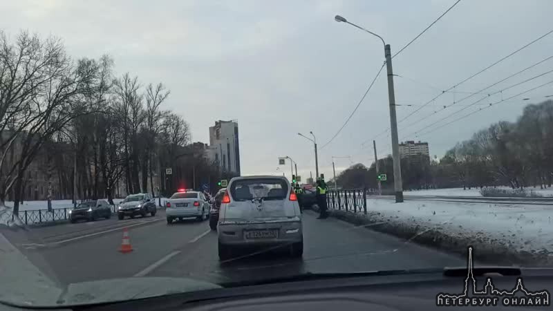 На Петергофском шоссе паровозик приехал.