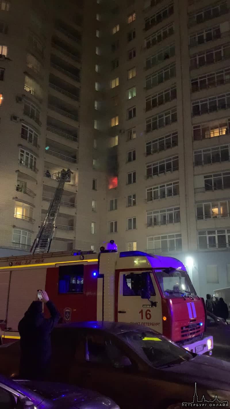 На Ушинского в доме 4к3, горела квартира. Сейчас огонь потушили, но 4 пожарных машины и 3 скорой ещ...