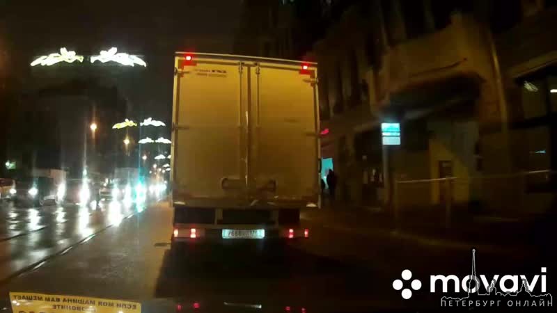 На улице Куйбышева грузовик зацепил бок припаркованной машины, снес зеркало. Вроде потом остановилс...