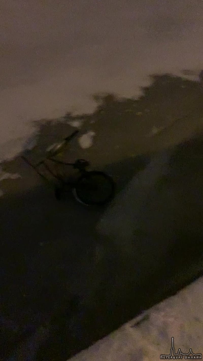 В устье Крюкова канала в Фонтанку и кто-то выбросил велосипед на лёд.